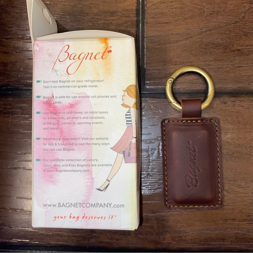 Bagnet Brown Leather Brass Ring Magnetic Purse